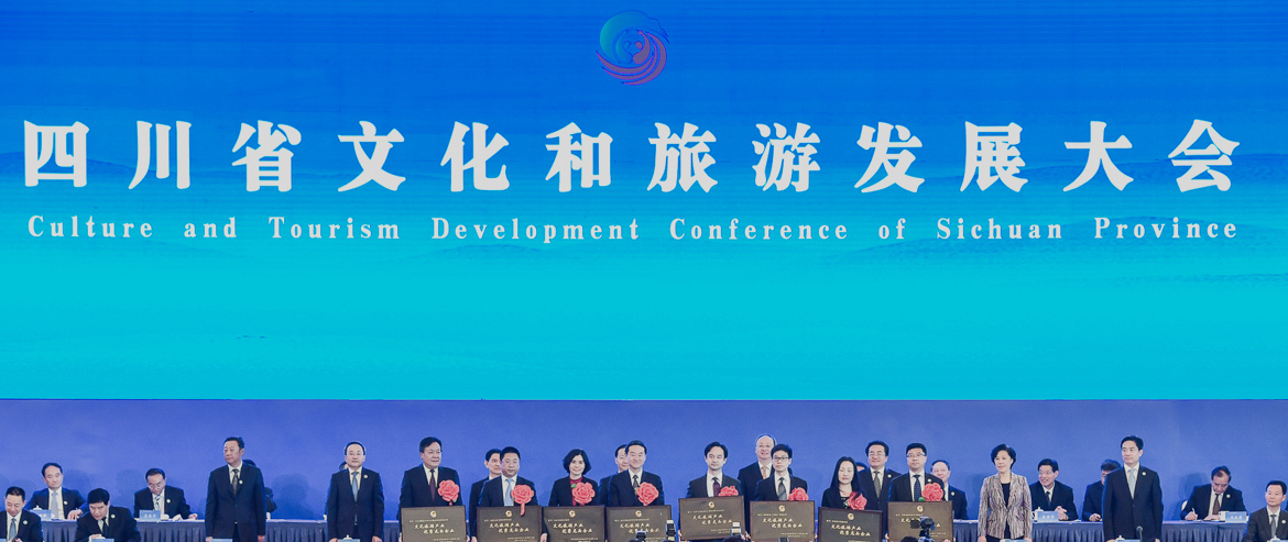 彭清華書記向省尊龍凱時集團授予“四川省文化旅游產(chǎn)業(yè)優(yōu)秀龍頭企業(yè)”銘牌