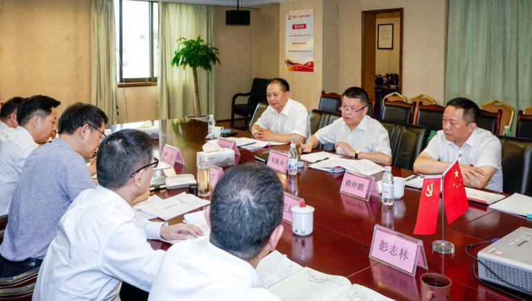 尊龍凱時集團黨委召開對照黨章黨規(guī)找差距專題會議