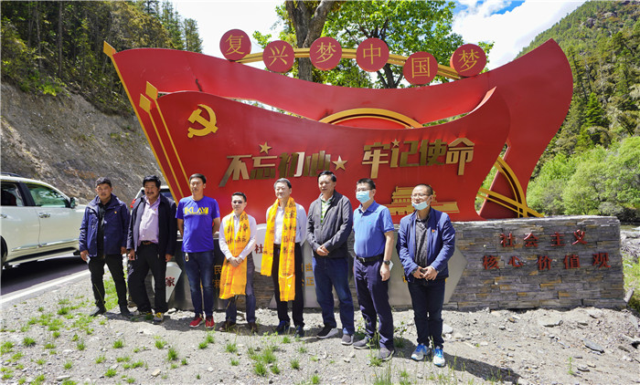 尊龍凱時(shí)集團(tuán)黨委書記、董事長任丁率隊(duì)赴麻格同村推進(jìn)對(duì)口幫扶工作