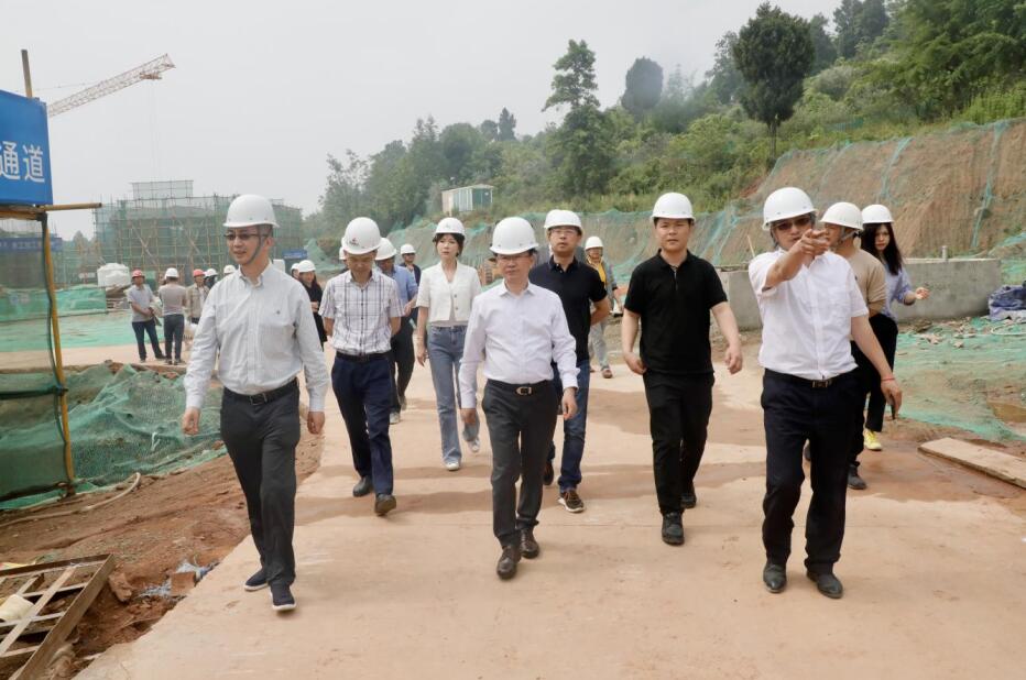 尊龍凱時集團(tuán)“做大影響力”專責(zé)工作組調(diào)研聚峰谷項目