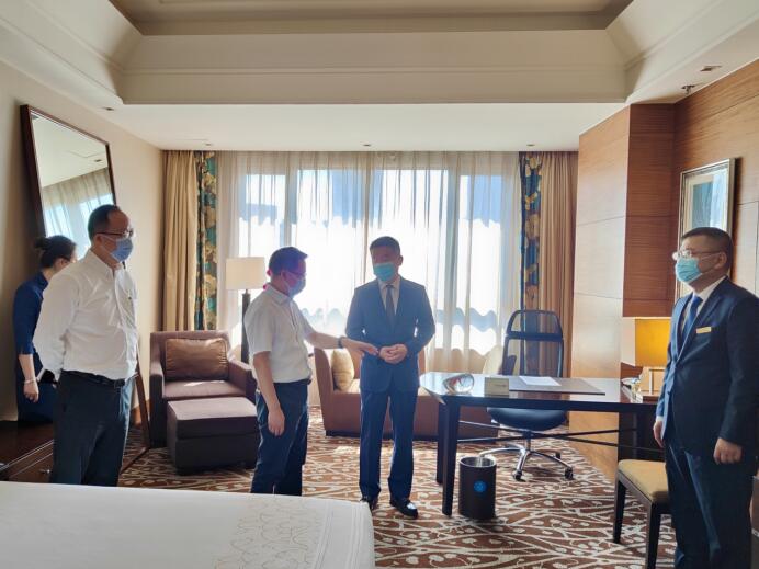 集團(tuán)黨委委員、董事鄭貴林檢查指導(dǎo)酒店疫情防控和防汛工作