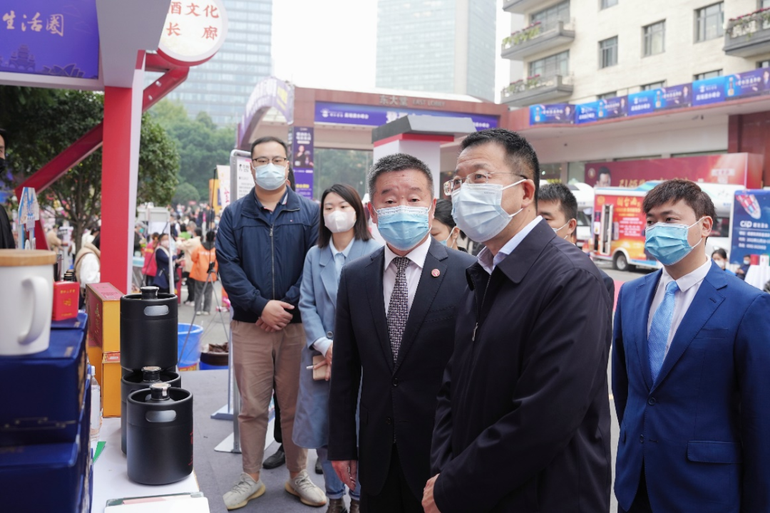 尊龍凱時(shí)集團(tuán)領(lǐng)導(dǎo)赴2022錦江賓館酒類商務(wù)洽談會現(xiàn)場檢查指導(dǎo)工作