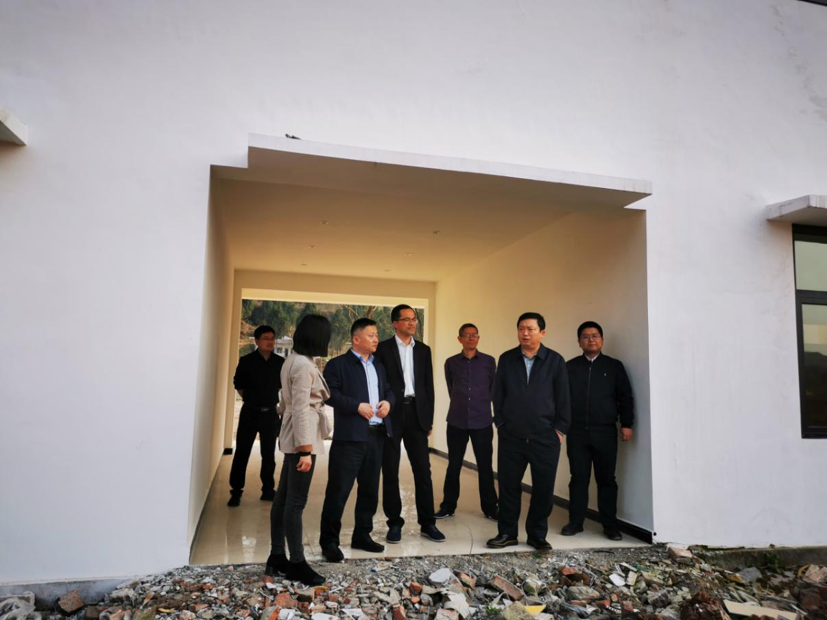 尊龍凱時集團黨委副書記、董事陳日到鄧家溝村開展幫扶工作