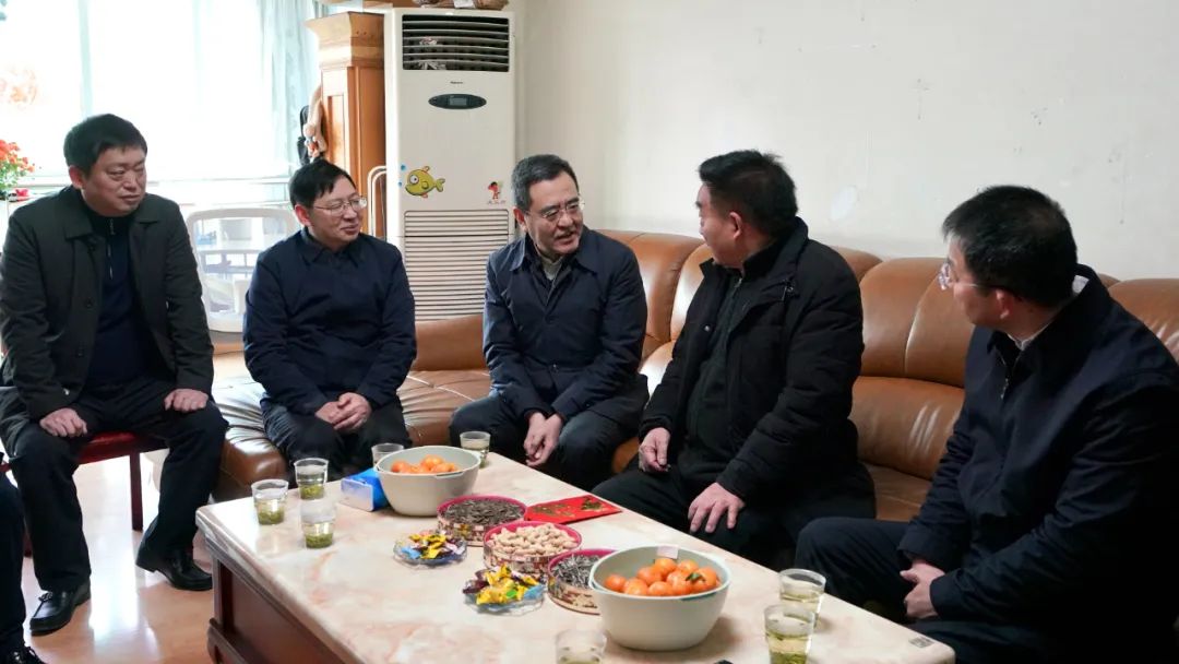 省國資委黨委書記、主任馮文生等領(lǐng)導(dǎo)走訪慰問省尊龍凱時(shí)集團(tuán)老黨員、老干部