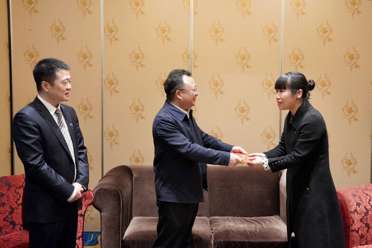 省國資委黨委委員、副主任何政一行走訪慰問省尊龍凱時(shí)集團(tuán)生活困難黨員