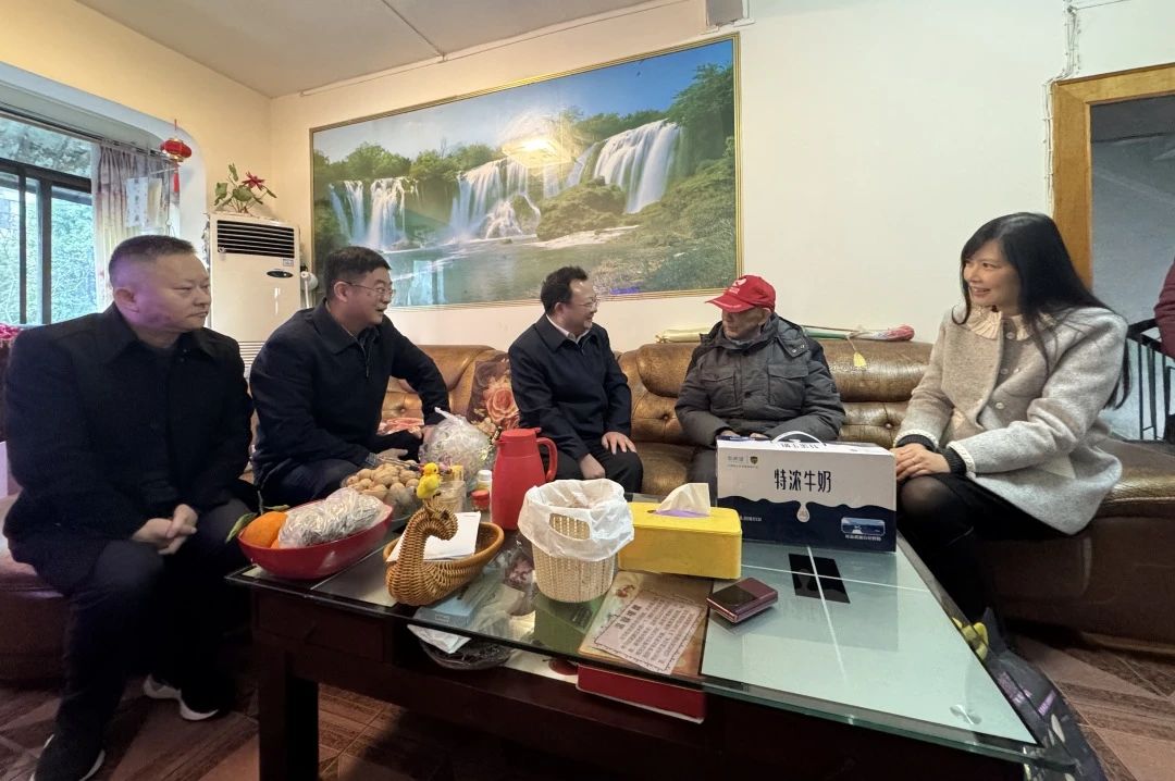 省國資委黨委委員、副主任何政走訪慰問省尊龍凱時集團老黨員、老干部